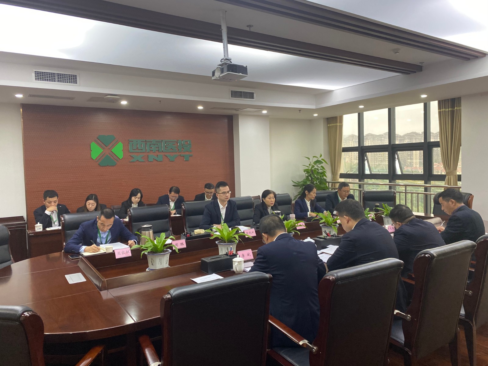 西南醫投集團副總經理熊曉斌帶隊到醫療投資公司調研經營管理工作.jpg
