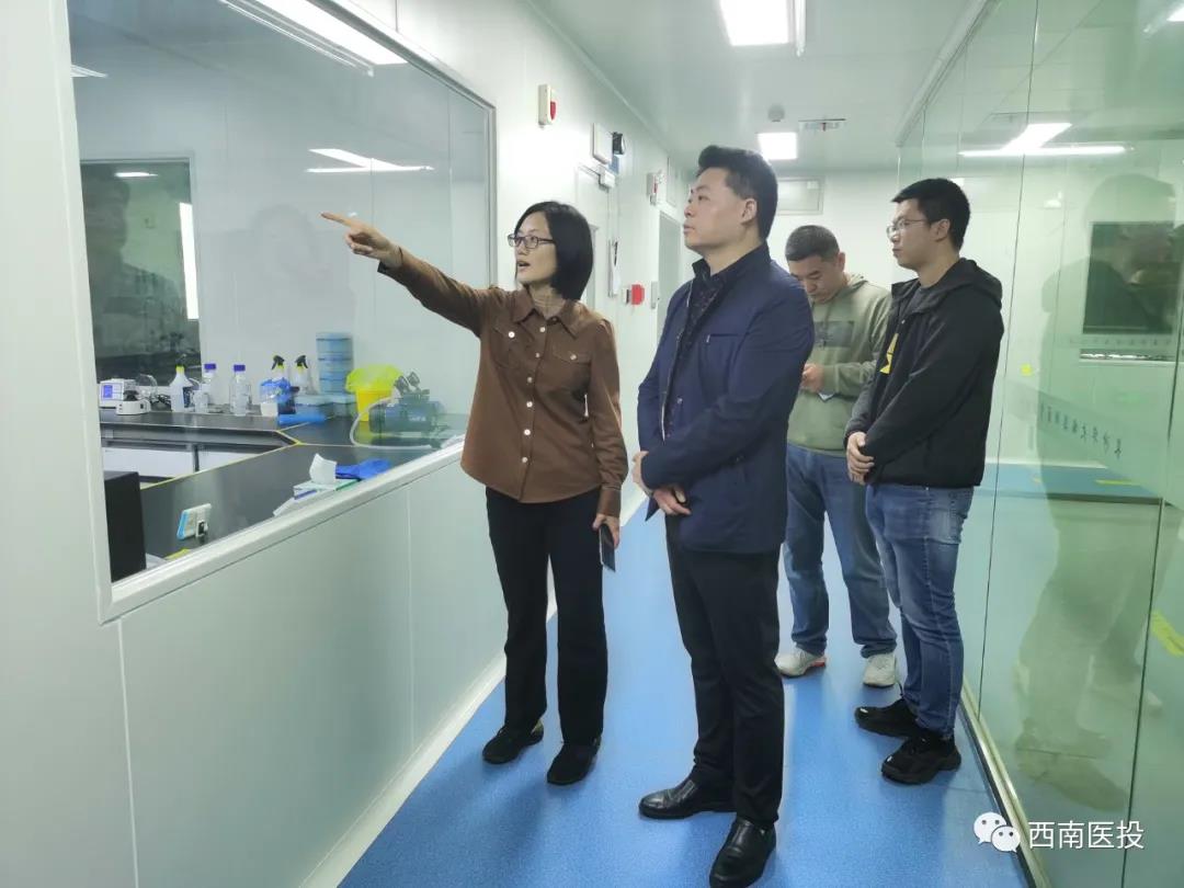 西南醫(yī)投集團(tuán)赴長(zhǎng)沙市梅溪湖華大醫(yī)檢所考察學(xué)習(xí)