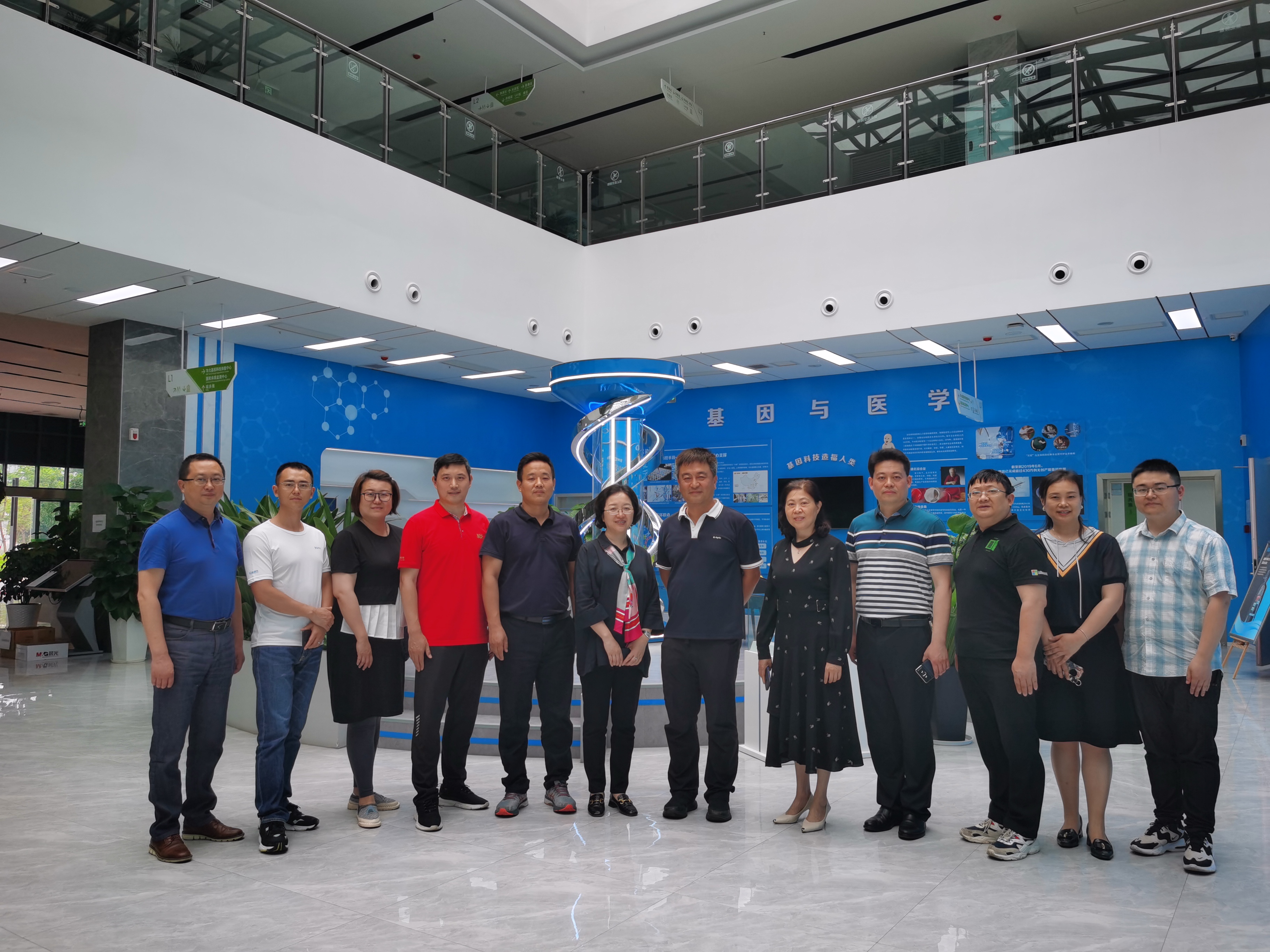 華大集團(tuán)執(zhí)行董事、首席運(yùn)營(yíng)官路軍率隊(duì)到西南醫(yī)投集團(tuán)調(diào)研