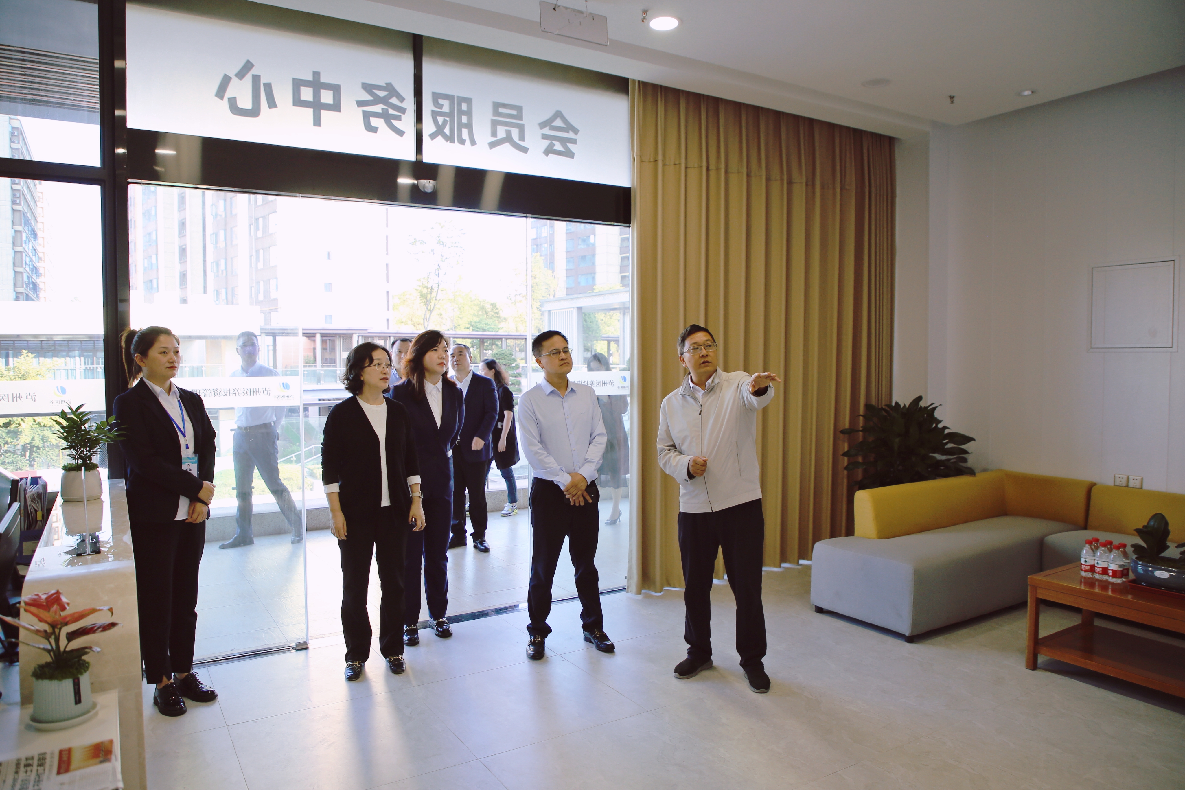 發展控股集團總經理羅火明率隊調研西南醫投集團