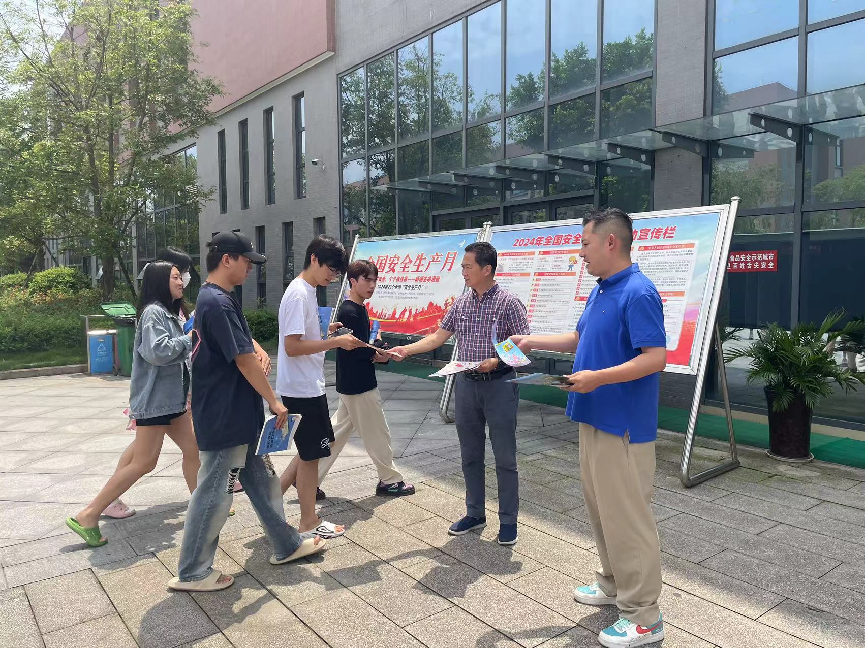 奠意識(shí)之基，筑防護(hù)之盾——西南醫(yī)投集團(tuán)開展2024年“安全生產(chǎn)月”宣傳咨詢?nèi)栈顒?dòng)