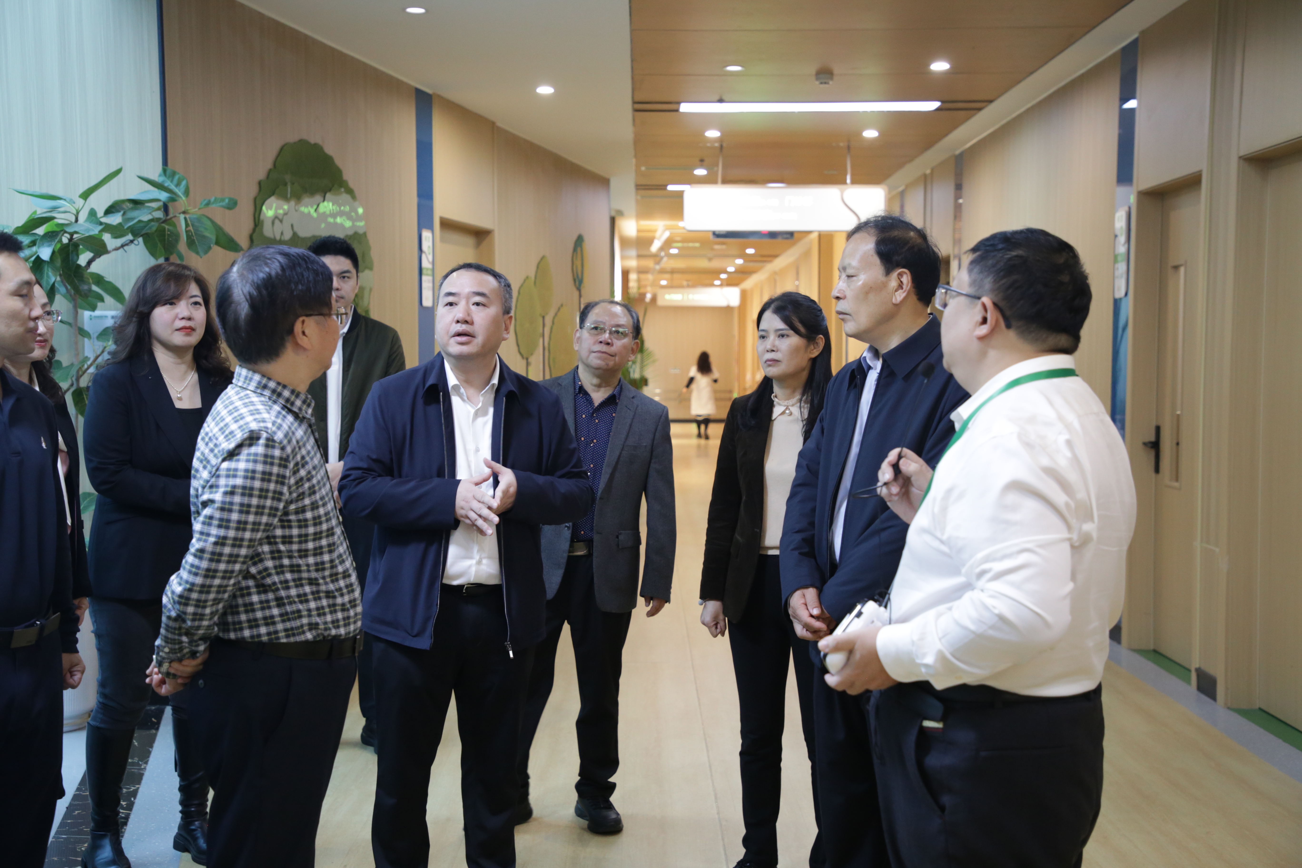 四川省政府參事調研組蒞臨春江酒城嘉苑 調研長護險相關工作